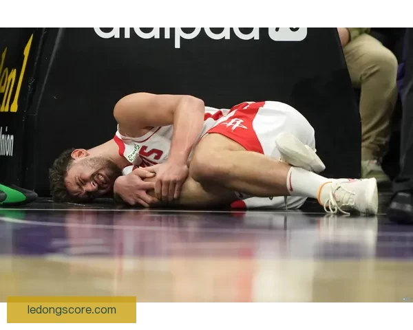 申京疑似腰部受伤多次捂腰返回更衣室比赛情况引关注